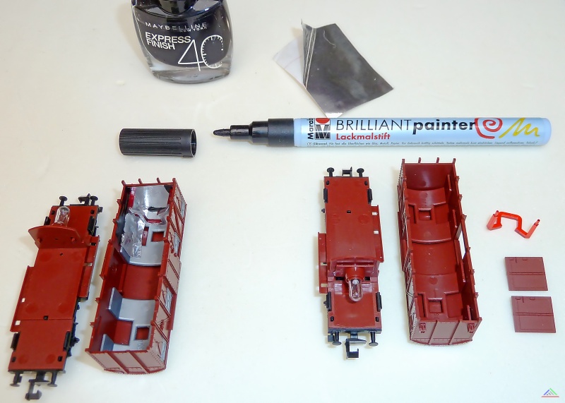 212 Lichtdicht.JPG - Das helle Zugschlusslicht scheint auch durch die Wände des Güterwagens. Mit selbstklebender Alufolie, Lackstift und Nagellack wird der Wagen lichtdicht